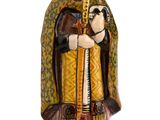 figurine représentant une statue d'un homme portant une couronne et un bâton