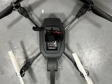 une photo d'un drone équipé d'une caméra