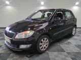la photo d'une petite voiture noire garée dans un garage