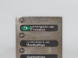 un panneau métallique muni d'un voyant vert