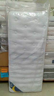 beaucoup de matelas sur les rayons du magasin