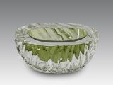 bol en verre vert et blanc, bordé d'argent, sur fond gris
