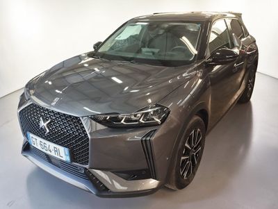 vue de face d'un SUV gris garé dans une pièce blanche