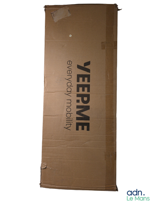 une boîte en carton sur laquelle est accrochée une pancarte indiquant « veepime »
