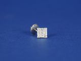 un gros plan d'une boucle d'oreille sertie d'un seul diamant sur un fond bleu