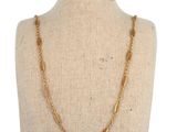 un collier à chaîne en or sur un mannequin mannequin mannequin mannequin mannequin mannequin mannequin mannequin mannequin mannequin