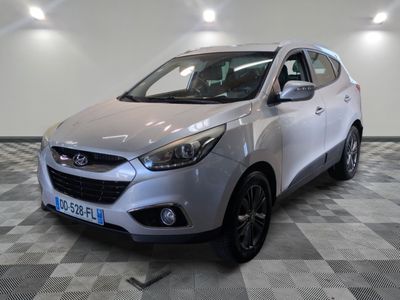 la voiture argentée est garée sur un sol en damier dans le garage