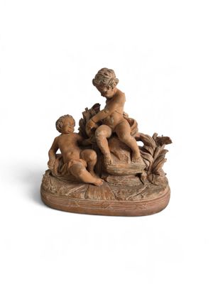 une photo représentant une statue d'un garçon et de deux enfants