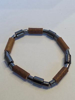 bracelet composé de perles en bois et en métal sur un fond blanc
