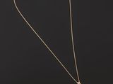 un collier en or avec un pendentif en améthore sur fond noir