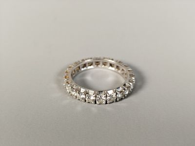 gros plan d'une bague en diamant sur une surface blanche