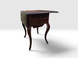 l'image d'une petite table avec un tiroir