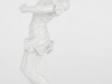 statue d'une joueuse de tennis tenant une raquette à la main