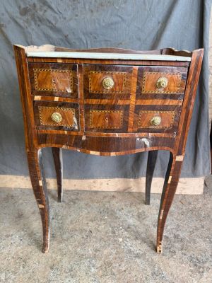 Chevet en bois marqueté ouvrant par 2 et 1 porte, dessus mar…