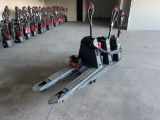 une photo d'un chariot élévateur dans un garage