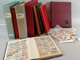un grand nombre de livres posés sur une table
