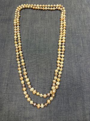 un long collier composé de deux rangées de perles jaunes et blanches