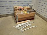 une boîte à outils posée par terre devant un mur
