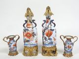 trois vases posés l'un à côté de l'autre sur une table