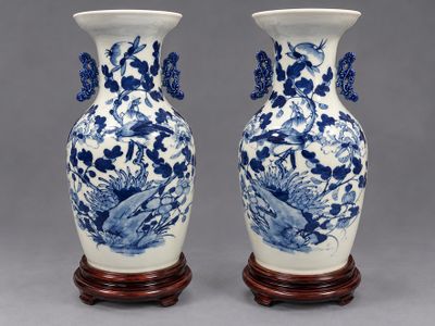 paire de vases bleus et blancs ornés d'oiseaux et de fleurs