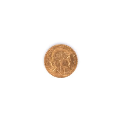 gros plan d'une pièce d'or sur une surface blanche