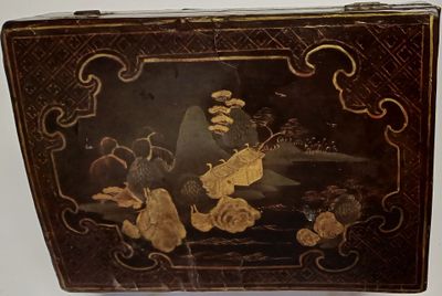 un étui noir et doré orné de fleurs et d'oiseaux