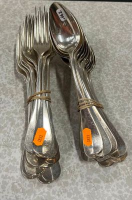 deux fourchettes et deux cuillères sur la table