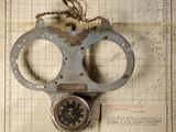 une horloge accrochée au mur à côté d'une paire de menottes