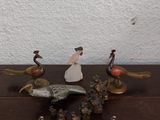 plusieurs figurines posées sur une table en bois, avec un mur blanc en arrière-plan
