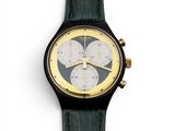 une image d'un gros plan d'une montre-bracelet sur une surface blanche
