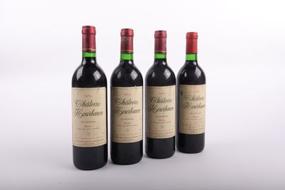trois bouteilles de vin rouge posées l'une à côté de l'autre sur une surface blanche