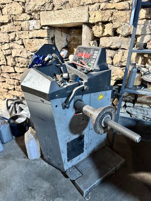 une machine posée devant un mur de briques