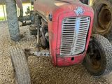 un tracteur rouge garé dans la terre