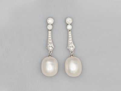 une paire de boucles d'oreilles en perles et diamants