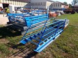un camion bleu garé dans l'herbe