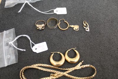 beaucoup de bijoux posés à même le sol