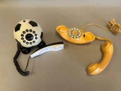 deux téléphones posés l'un à côté de l'autre sur une table
