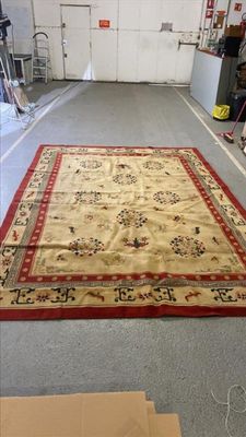 un grand tapis posé sur le sol d'une pièce