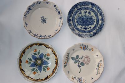 trois assiettes ornées de motifs bleus et blancs sont posées sur une surface blanche