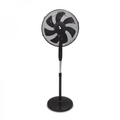 un ventilateur noir et blanc posé sur un pied métallique