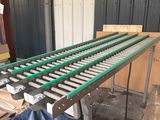 une image représentant un tapis roulant dans un entrepôt rempli de cartons