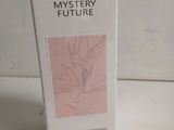un flacon de parfum posé sur une table blanche