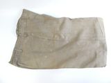 un gros plan d'un pantalon posé sur une surface blanche
