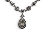 gros plan d'un collier sur fond blanc