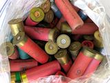 un sac en plastique rempli de cartouches de fusil de chasse posé sur une table