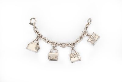 un gros plan d'un bracelet en argent orné de breloques