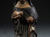 l'image d'une statue de femme tenant un livre