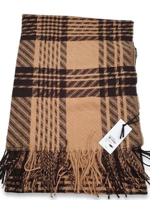 une couverture à carreaux marron et noirs avec une étiquette
