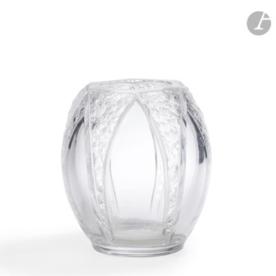 un vase en verre posé sur une surface blanche