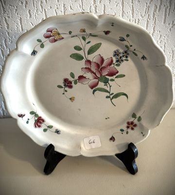 une assiette blanche avec un motif floral